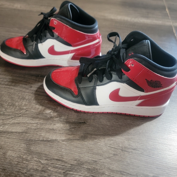 Nike Kids Sneakers Black and Red - Picture 2 of 6